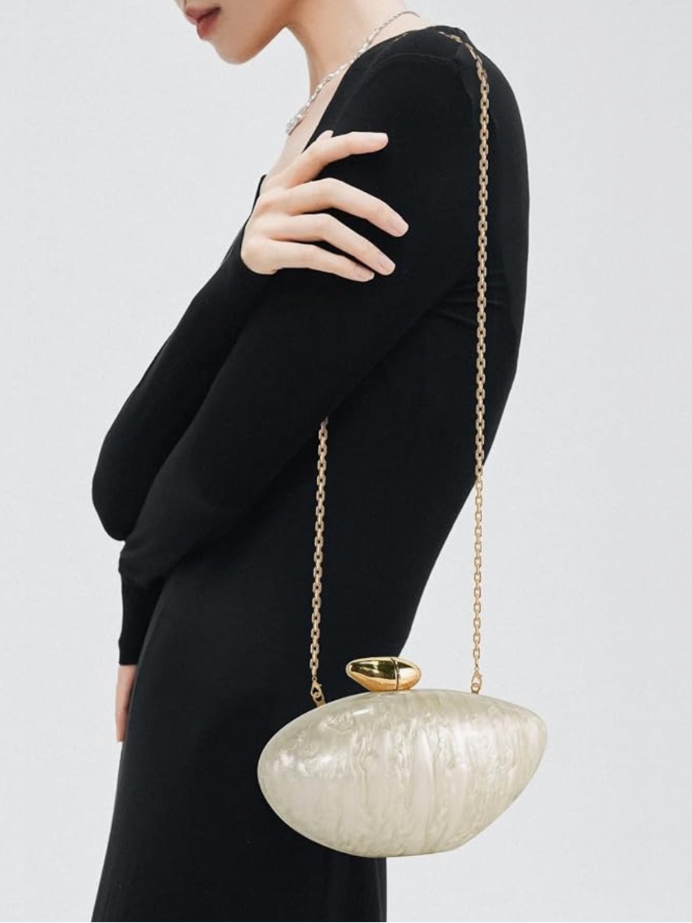 Elegant Pearl-Effect Shell Crossbody Clutch with Gold Chain